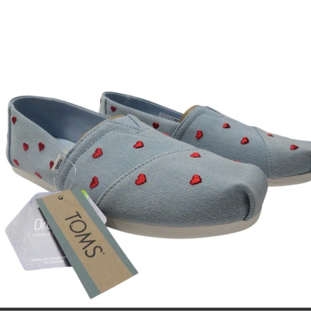 TOMS woman’s 9 Light Blue Canvas Slip-Ons with Red Heart Accents NWT